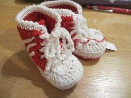 Handgehäckelte Babyschuhe/ Turnschuhe in Rot und Weiss!