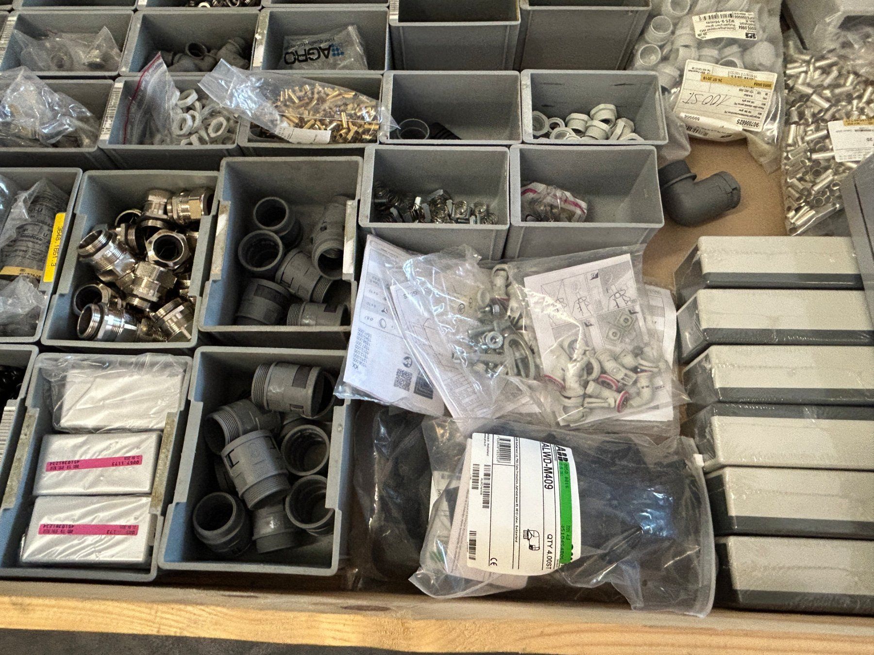 Stecker: Palette voller Elektromaterial – Neu (gemäss Beschreibung) aus Zofingen von Maschinenfabrik 4