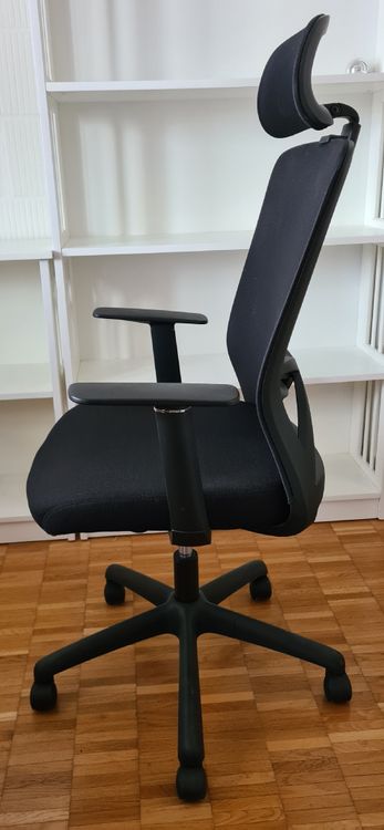 Schöner Bürostuhl mit Armlehnen Office schwarz neuwertig