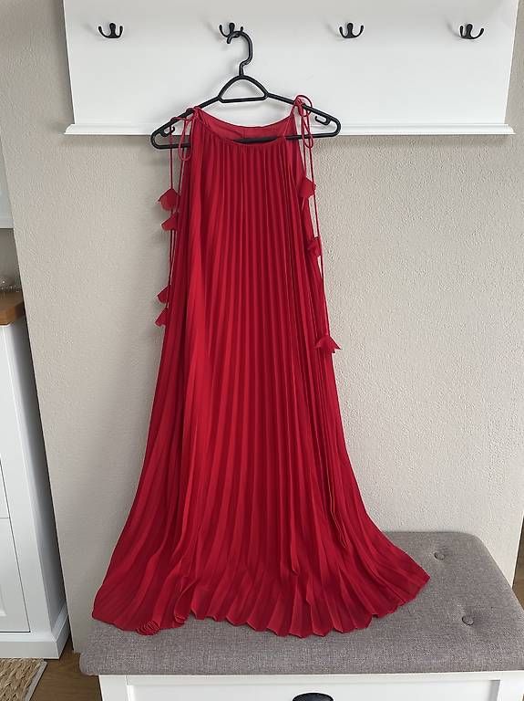 Vestiti: Elegantes Plissee-Maxikleid in Rot  Gr. M – Usato da Glis venduto da SabrinaXA