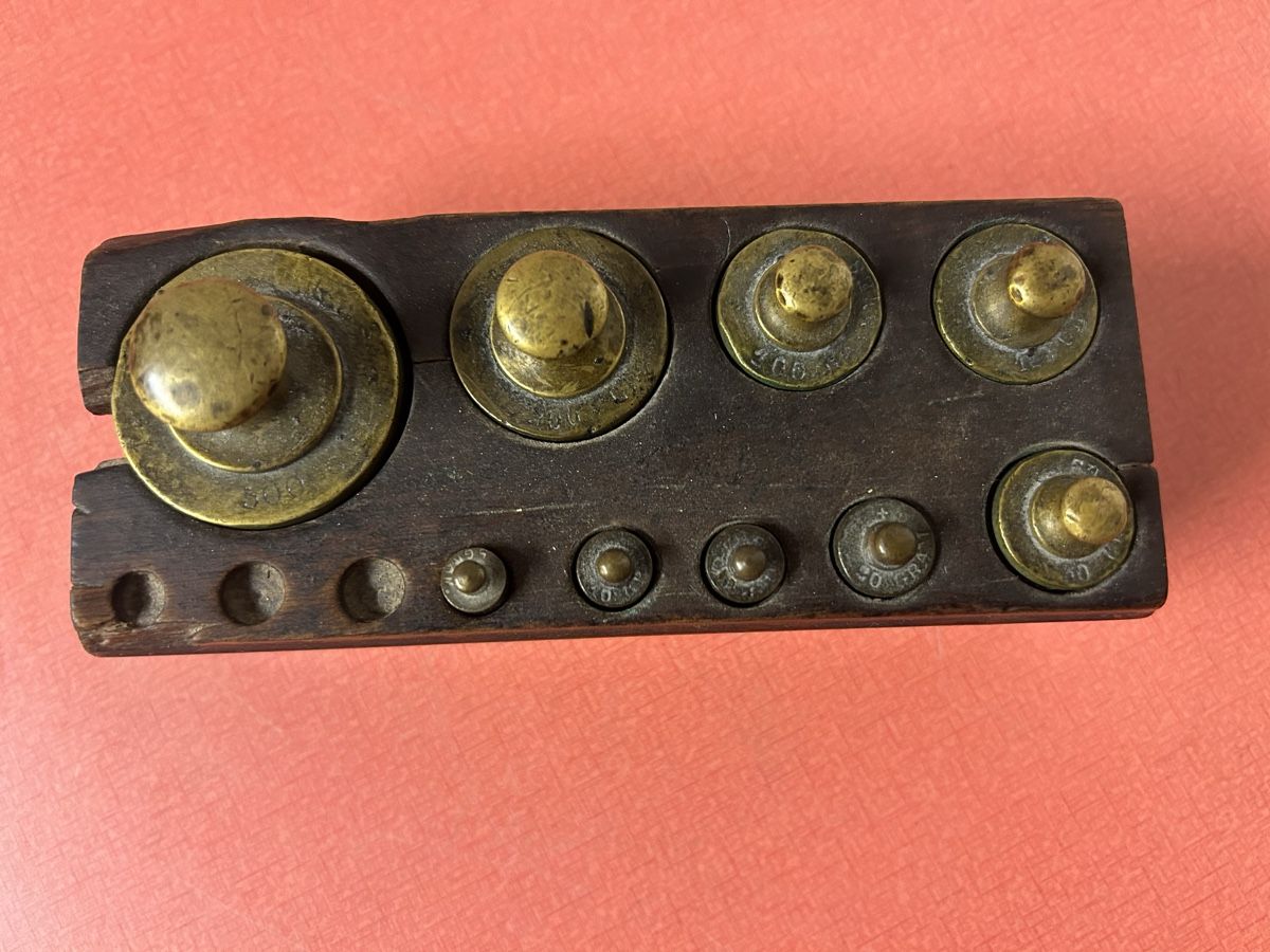 Balances et poids: Gewichtssatz Messing Holzbox gebraucht, 9  Stück. – D'occasion à Lanzenhäusern par vic63 1