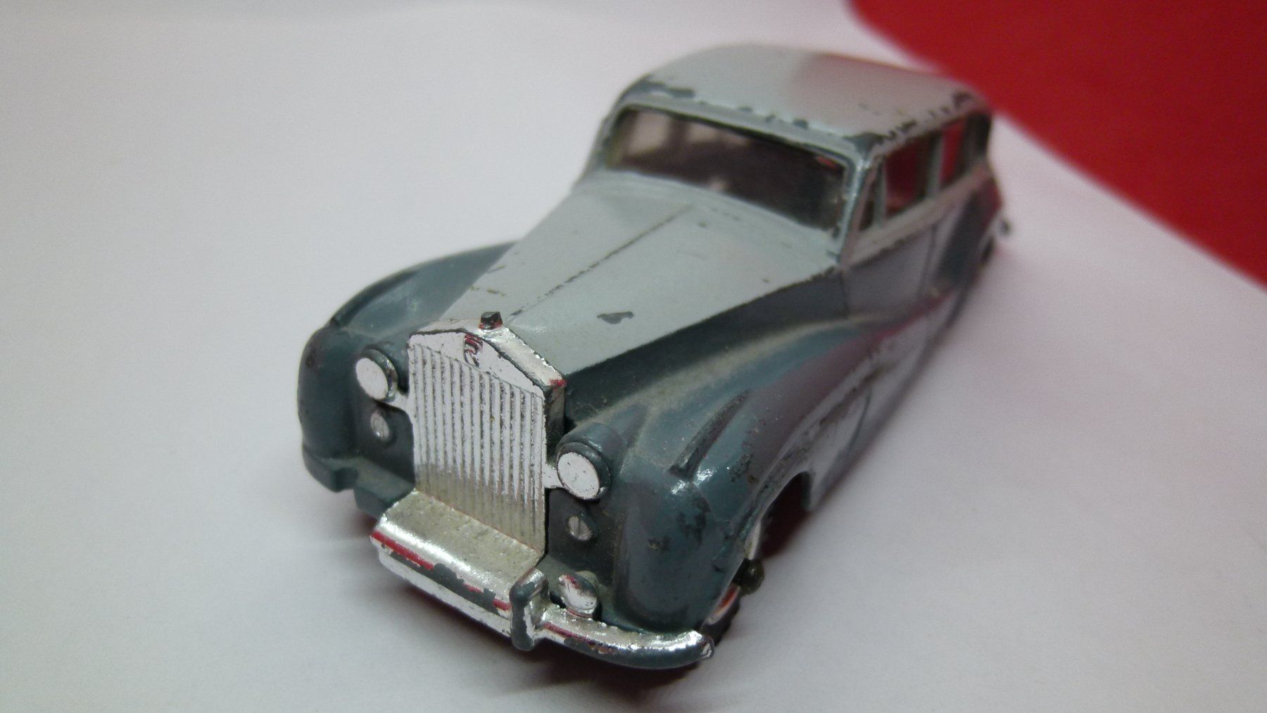 Dinky Toys Modellautos: Dinky Toys - Rolls Royce Silver Wraight grau  - ohne Emblem – Gebraucht aus Reiden von Aston2 1