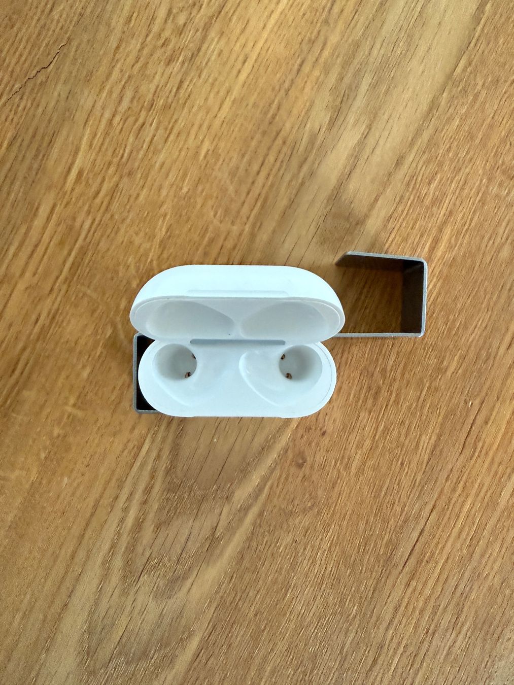 Apple Cuffie: APPLE AirPods 4 Charging Case – Usato da Lausanne venduto da Nine1982 1