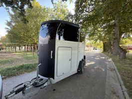 Remorque pour chevaux deux places gris/noir. Etat neuf.