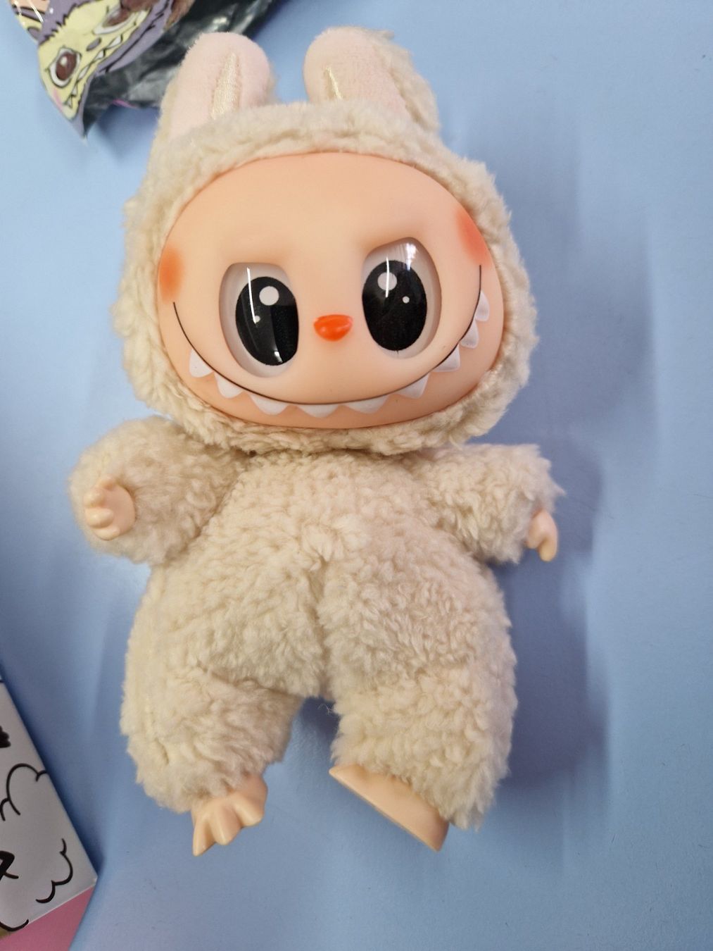 Statuette: Labubu BEIGE Monsters peluche 17 cm  NEUF – Nuovo e nell'imballaggio originale da St-Imier venduto da goodber 2