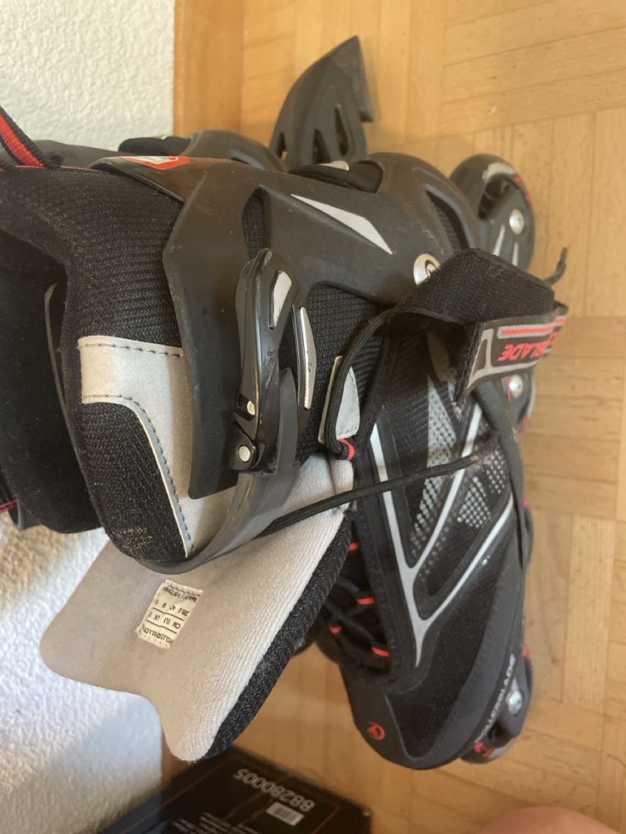 Patins à roul. & inline: Inline Skates black and red size 43 – D'occasion à Zürich par ana_6dl5 2