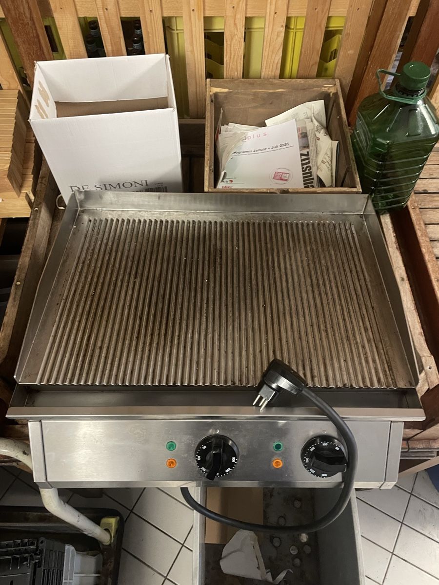 Grils: Professionell Grill – D'occasion à Küssnacht am Rigi par IacovoM