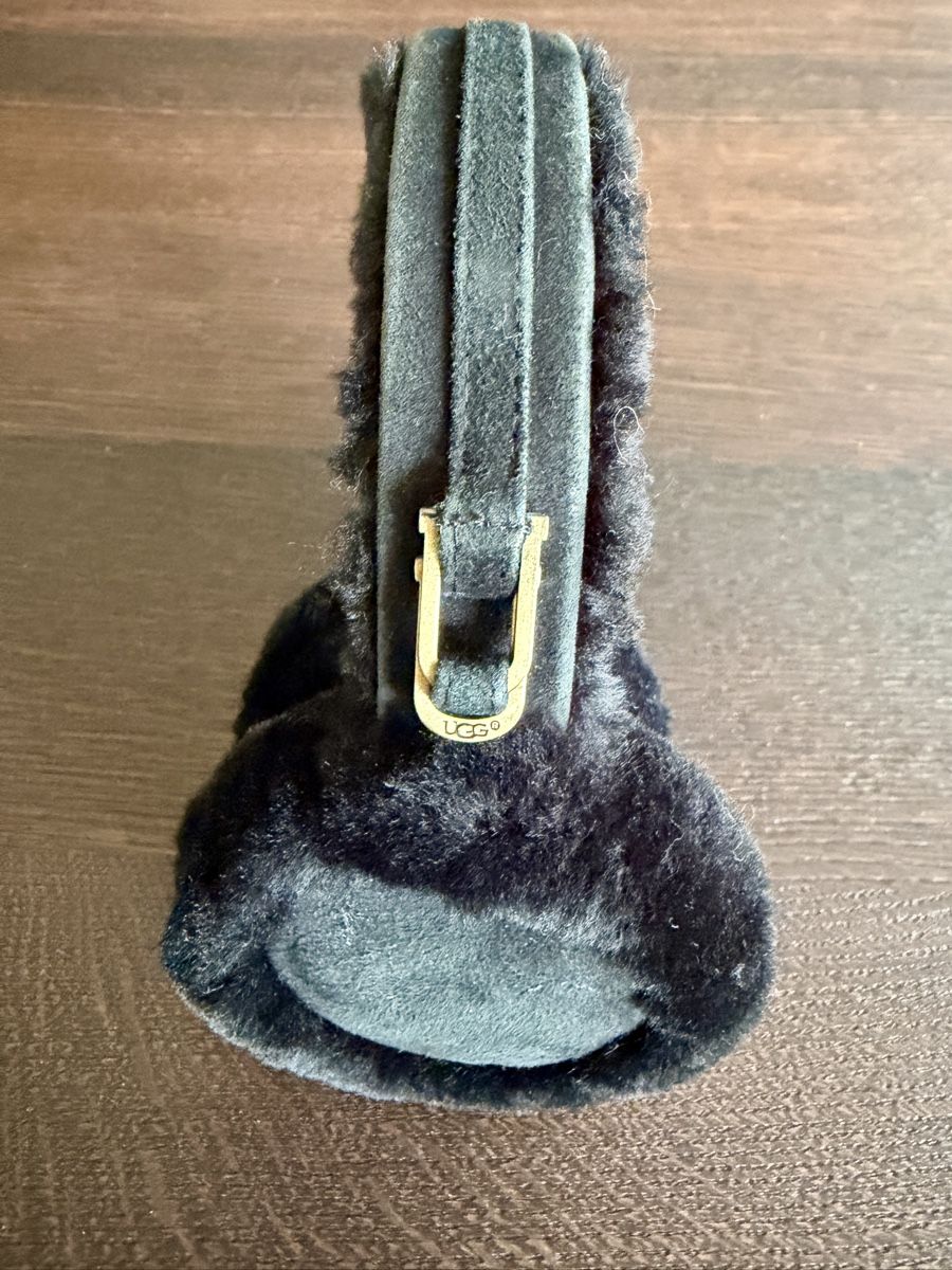 Ugg Copricapi, berretti & cappellini: Ohrenwärmer UGG schwarz – Usato da Baden venduto da anja.vanessa