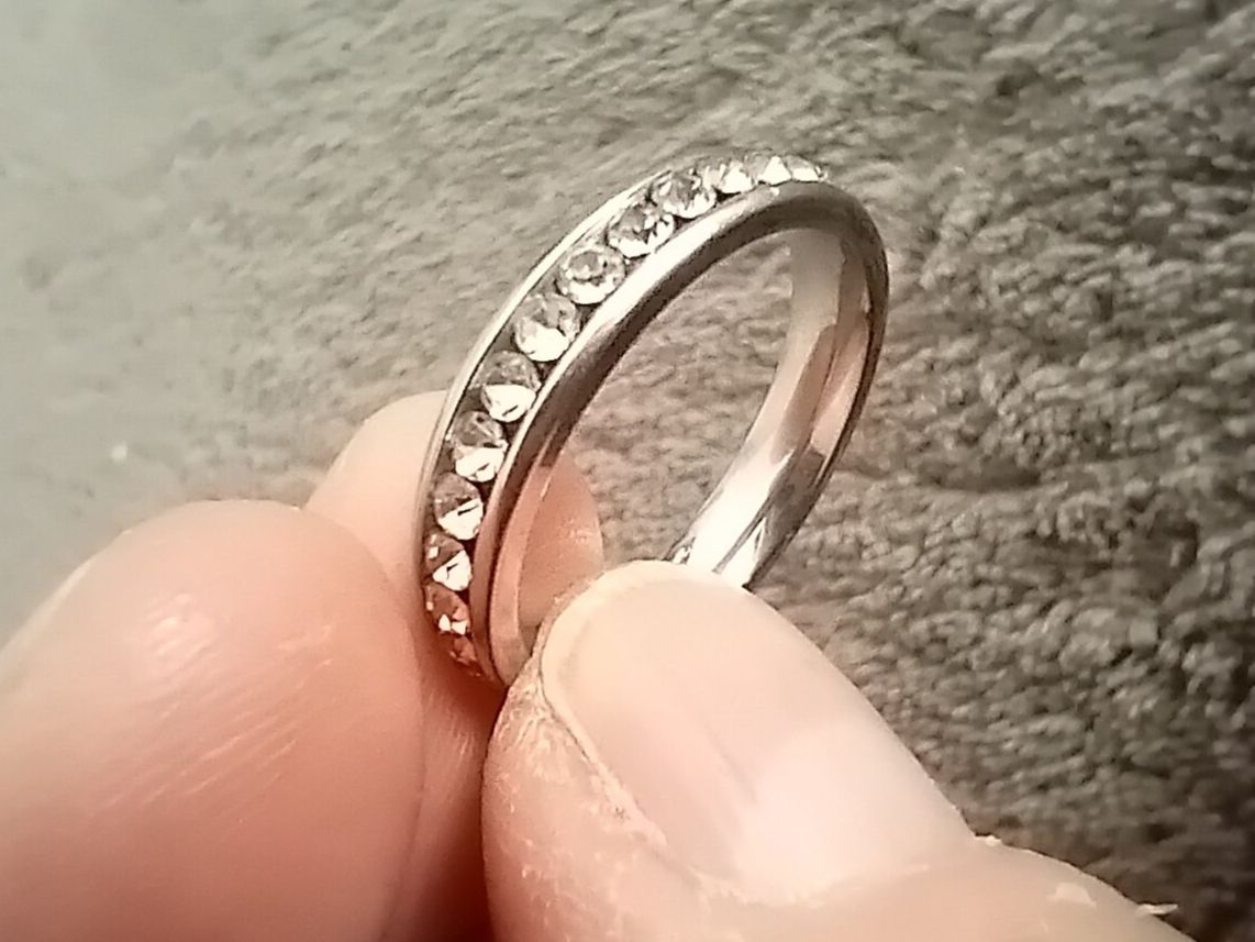 Anelli: Titanium Ring mit Zirkonia Steinen Grösse 56 – Nuovo (secondo la descrizione) da Burgdorf venduto da carodesign1