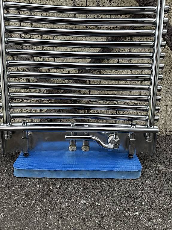 Radiatori: Bad-Heizkörper, Handtuch-Radiator, Chrom – Usato da Cham venduto da Andrin_21 3