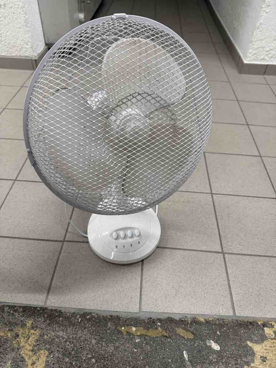 Ventilateurs: Table Fan, White, Three Speed Levels, Acceptable – D'occasion à Zürich par iva_f6mk