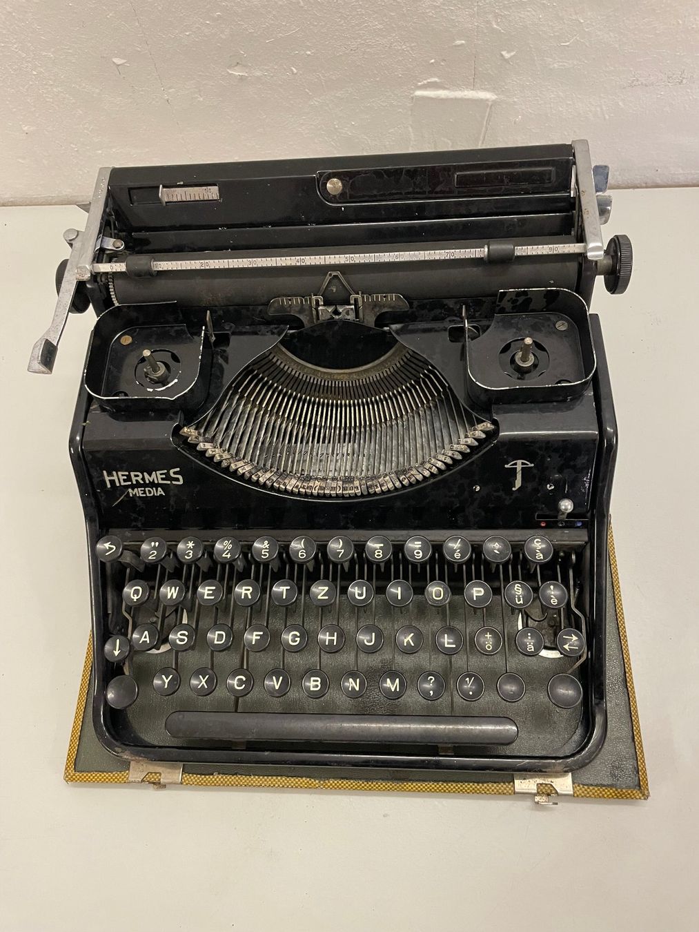 Hermès Macchine da scrivere: ancienne machine a écrire Hermes (2) – Difettoso da La Croix (Lutry) venduto da netrajet