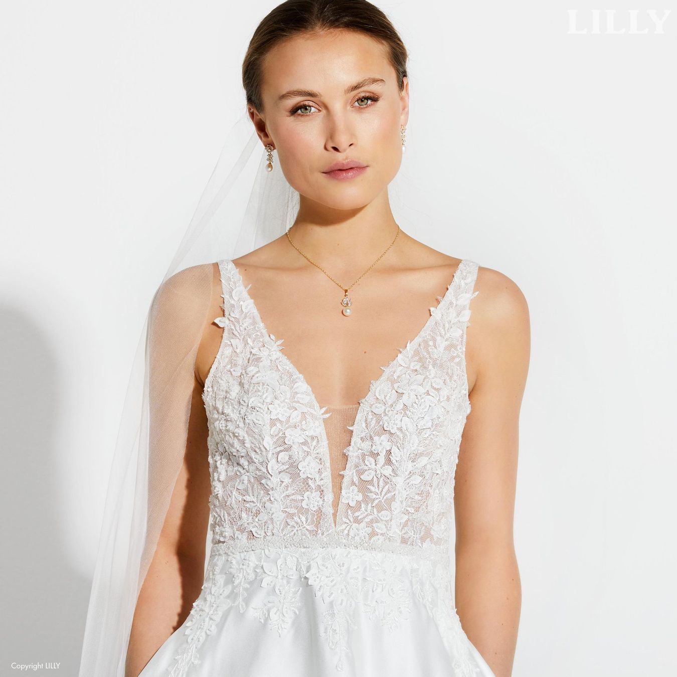 Kleider: Secondhand Brautkleid von Lilly, Grösse 40 – Gebraucht aus Brunnen von Herzig-Brautmode 2