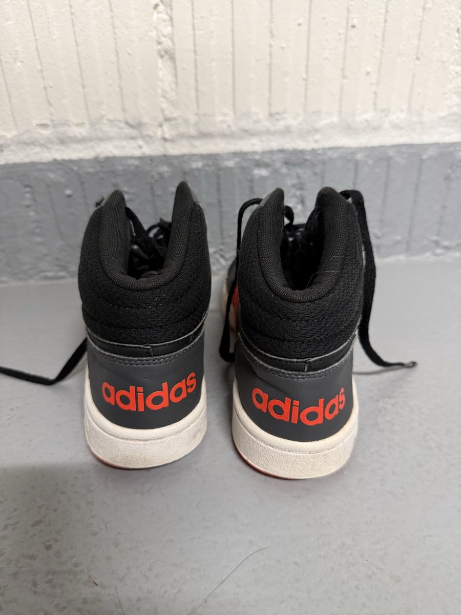 Adidas Schuhe für Jungen: Adidas Hoops Sneakers 38 – Gebraucht aus Zürich von juanjoch 1