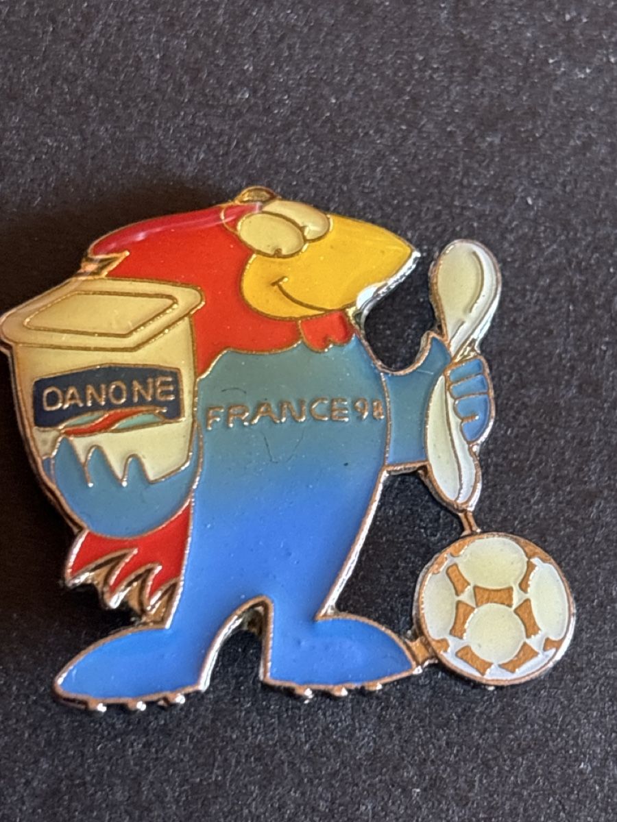 Placchette & Badge: Pin Fussball EM oder WM 98 Danone Lebensmittel – Usato da Lützelflüh-Goldbach venduto da NicoleL.