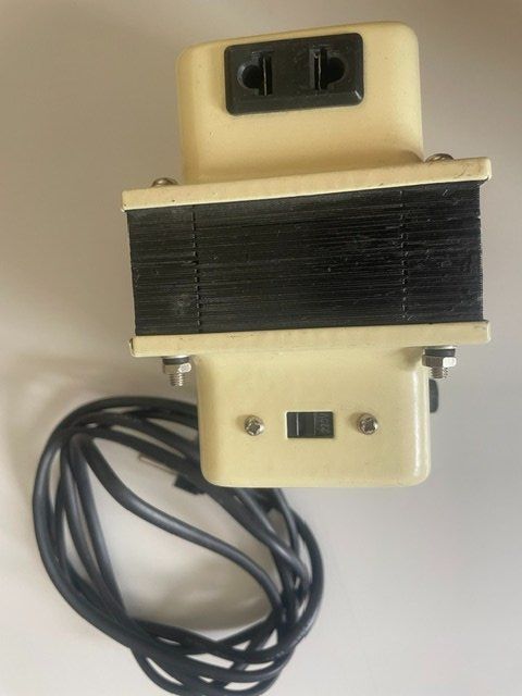 Convertisseurs: Step Up/Down Konverter (Transformer) 110V AC oder 220V AC – D'occasion à Domat/Ems par jodelcheese
