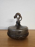 Spezielle Dose aus dunklem Holz mit Deckel und Wildkatze