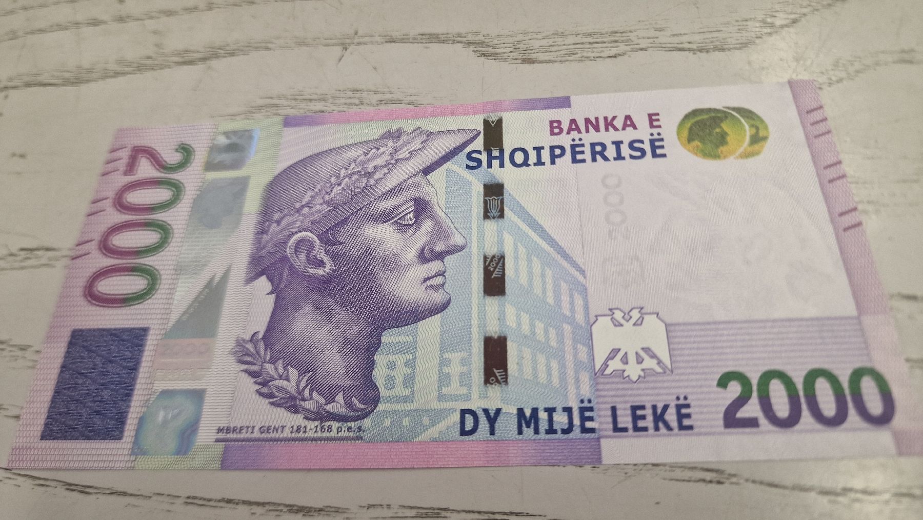 Banconote: 2000 Lekë Albanien Banknote neu  – Nuovo e nell'imballaggio originale da Herisau venduto da Antiques.AR