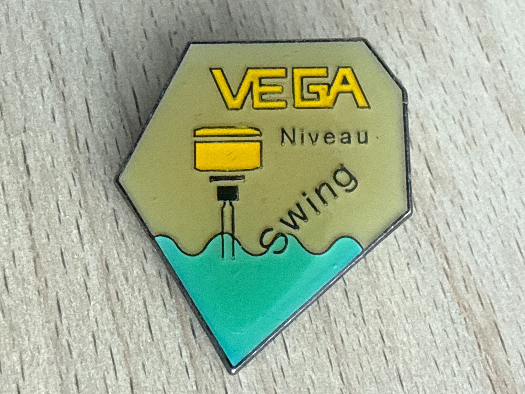 Placchette & Badge: Pin  VEGA Niveau Swing – Usato da Glattbrugg venduto da Schweigmatt