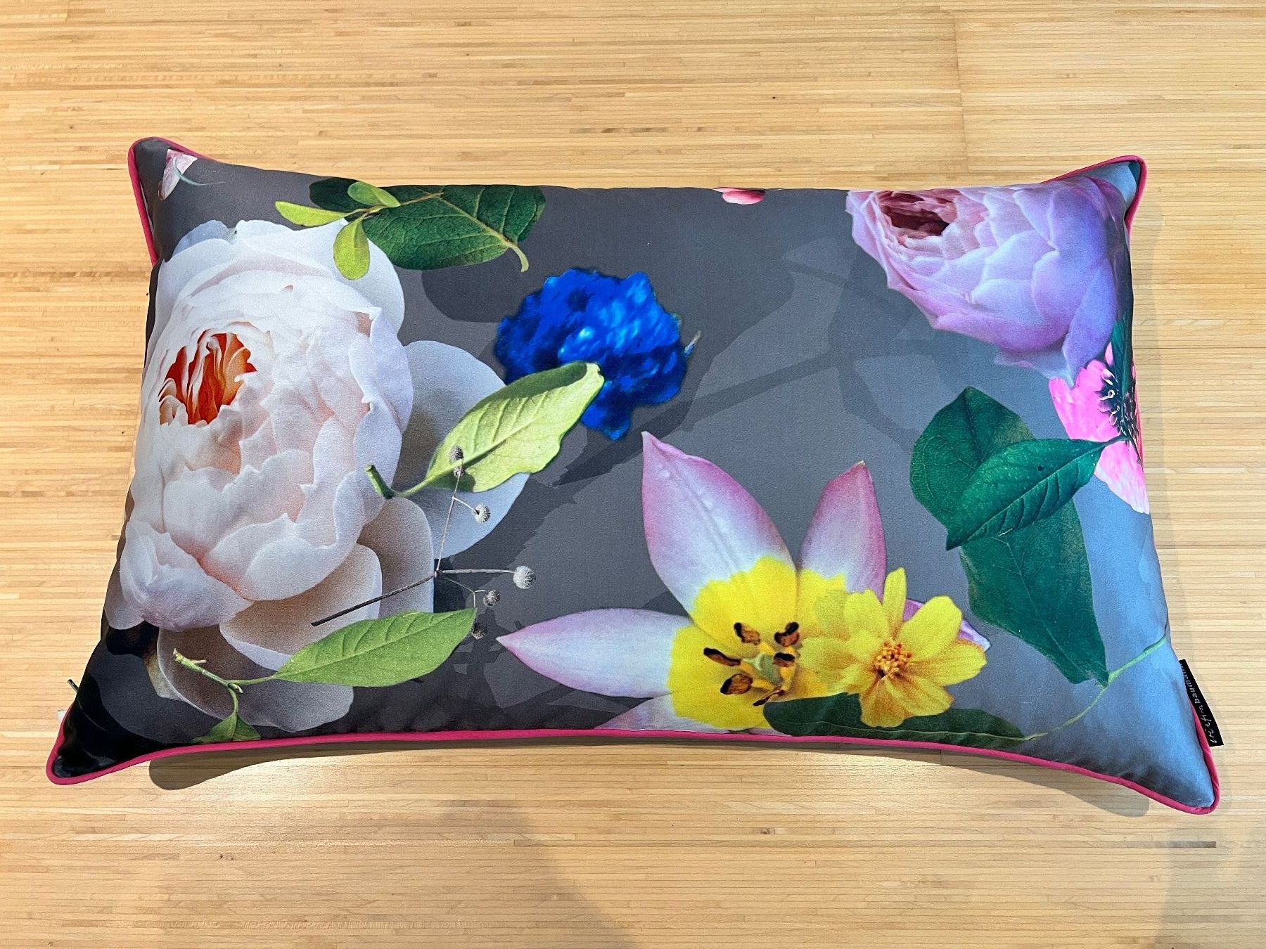 Kissen: Kissen Seide Blumenmuster grau, pinker Biese, Crea. Baumann – Neu (gemäss Beschreibung) aus subingen von gibo11