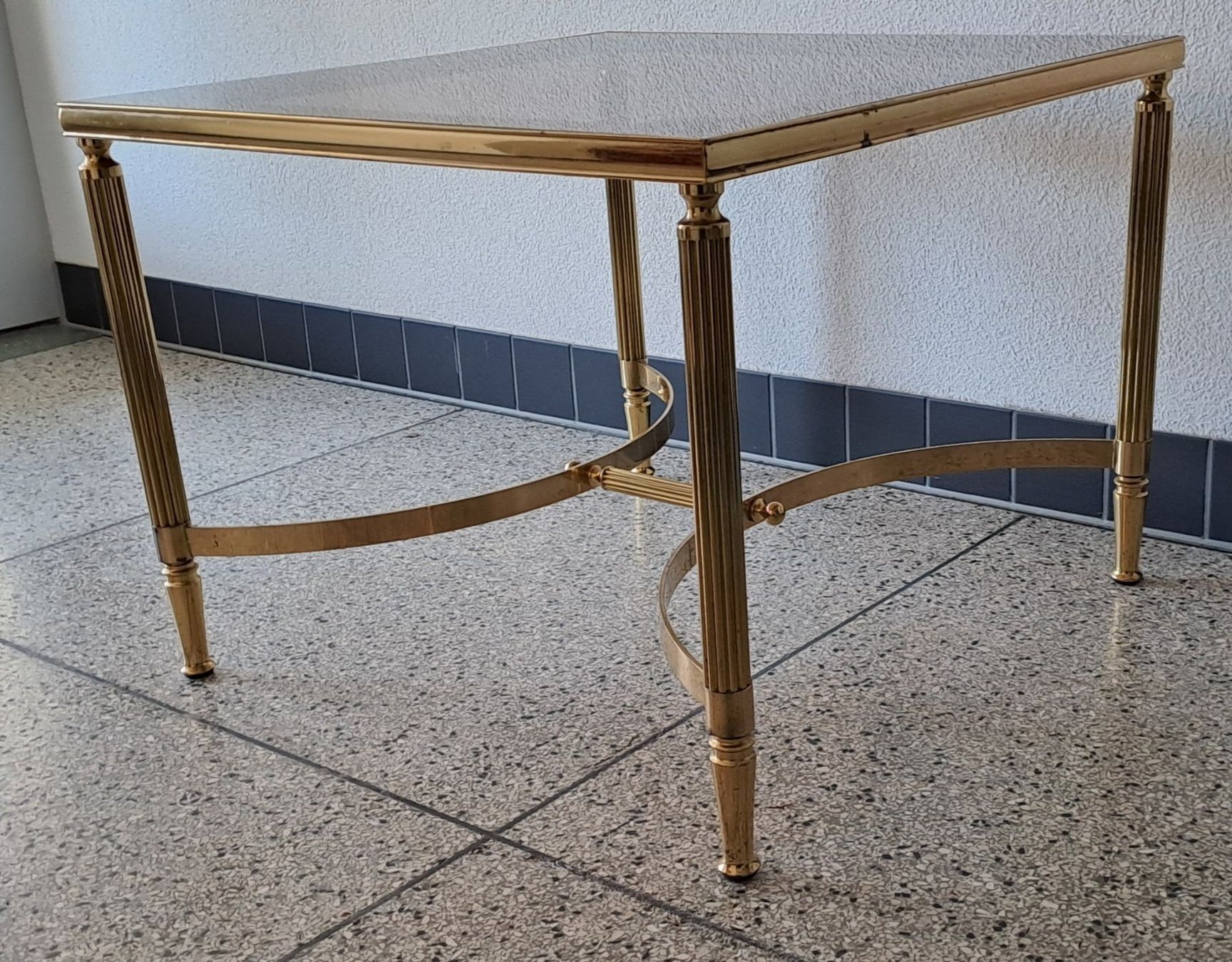 Tische: Salontischli mit Rauchglass - GOLD - – Gebraucht aus Münsingen von Rocking 4