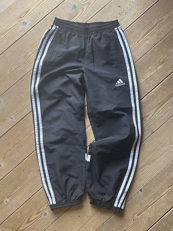 leichte trainerhose von adidas grösse 140