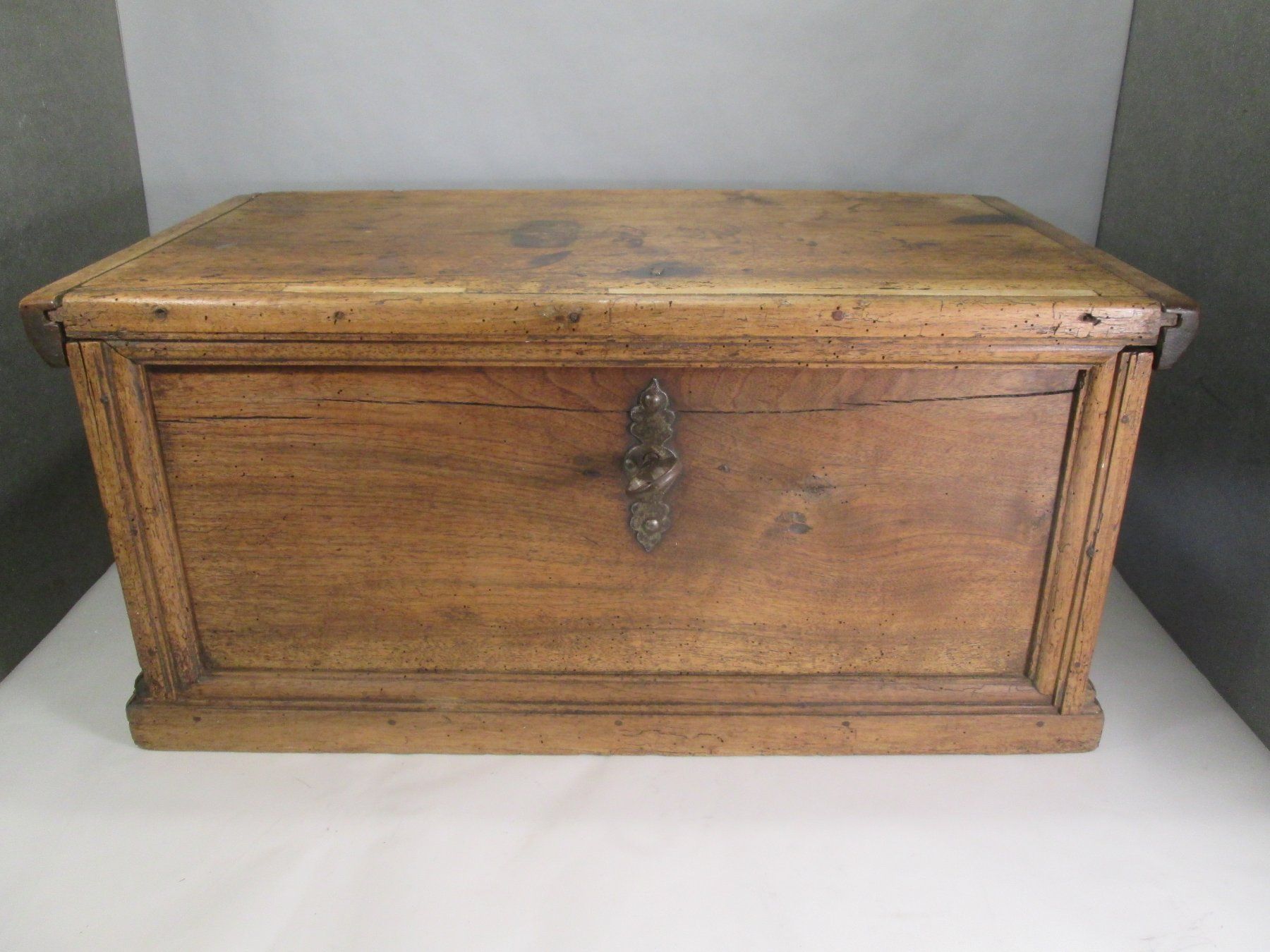 Truhen: original Nussbaumtruhe ca 1620 (Barock), kompl. restauriert – Gebraucht aus Rapperswil SG von designandmore