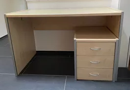 Bürotisch mit Container