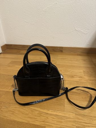 Handtasche schwarz Krokodiloptik mit Schulterriemen