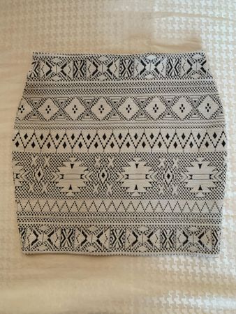 Jupe courte Even&Odd motif ethnique noir blanc taille M