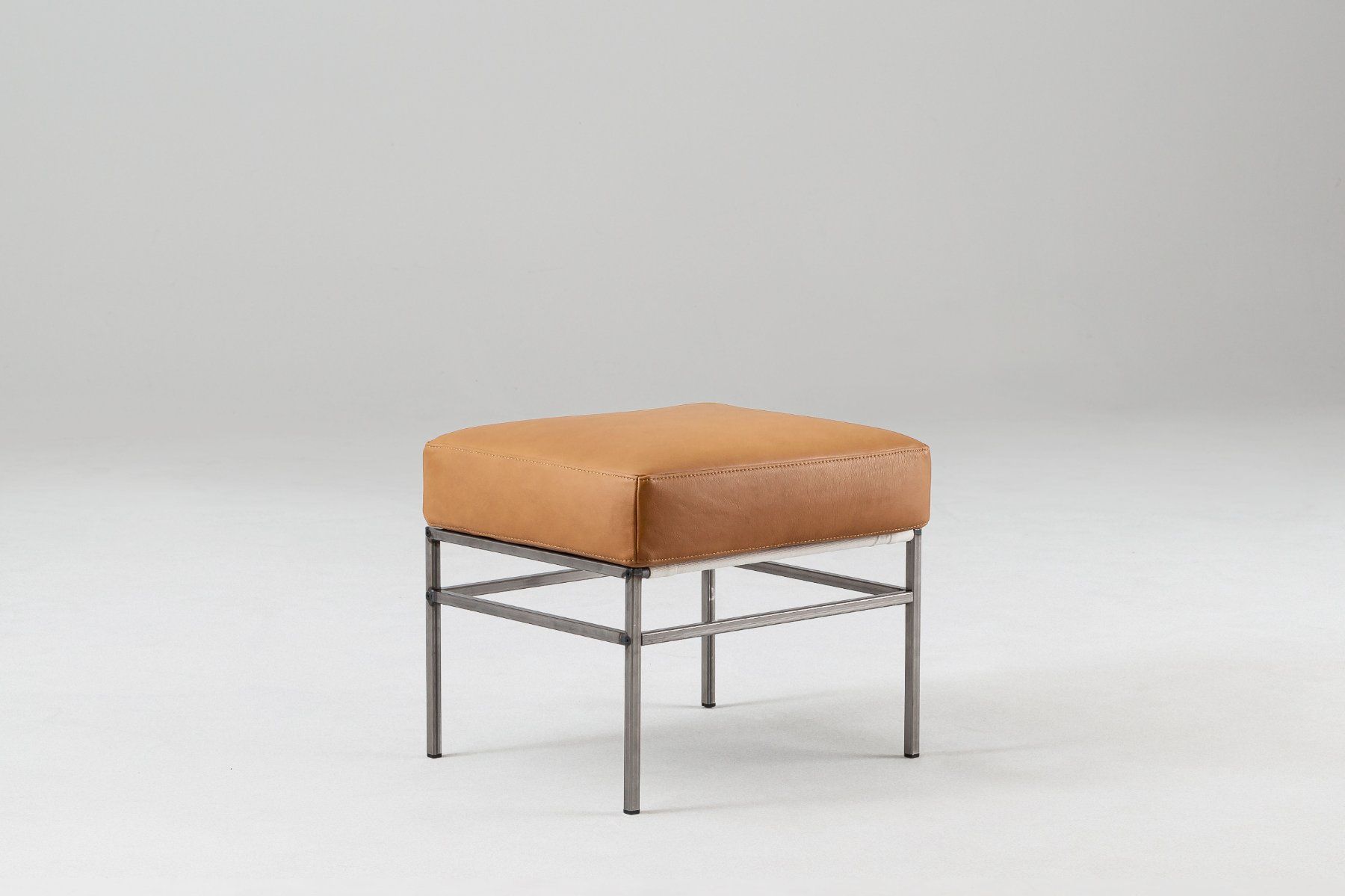 Poltrone: Sessel + Hocker Five | Leder Brandy | Gestell natur lackiert – Nuovo e nell'imballaggio originale da Erlen venduto da casaterra 1