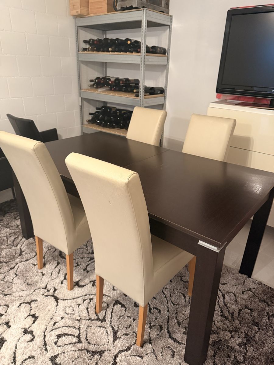 Conforama Tischset: Dining Table and 4 Chairs Cream Leather Look Good Condition – Gebraucht aus Schmitten FR von Shanthan1983