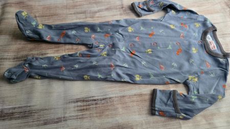 👣 Schlaf-Strampler mit buntem Dino-Motiv (0-3 Monate)