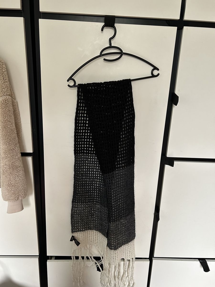Foulards, Tücher & Schals: Guess schal 🧣 – Gebraucht aus Zürich von del_2dkl 1