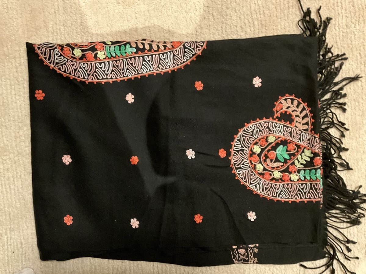 Foulard & Sciarpe: Warmer Schal, Schwarz mit Muster, Top Zustand – Nuovo (secondo la descrizione) da Bülach venduto da noe_zsg8