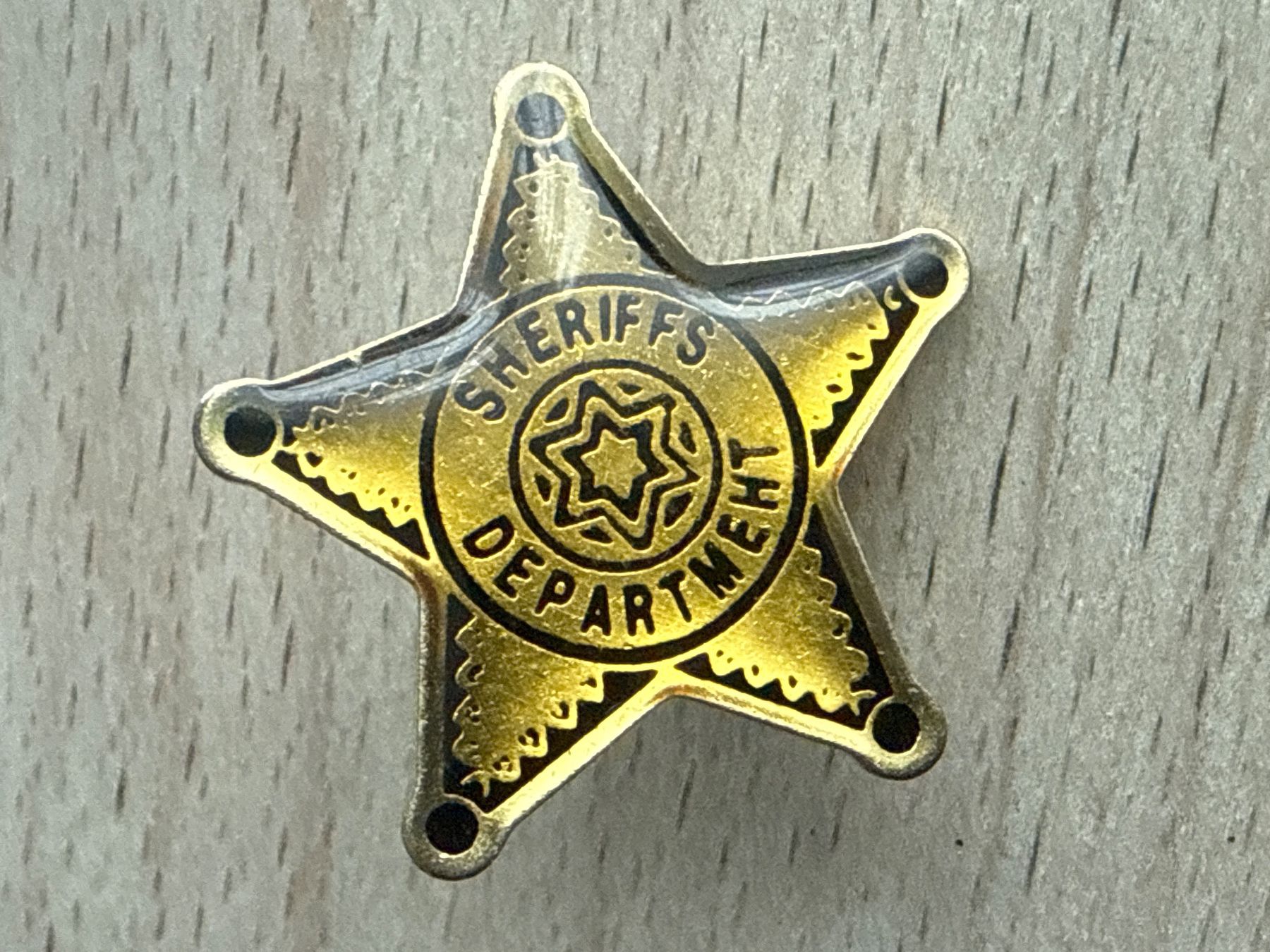 Plaketten & Abzeichen: Pin Sheriffs Department – Gebraucht aus Glattbrugg von Schweigmatt