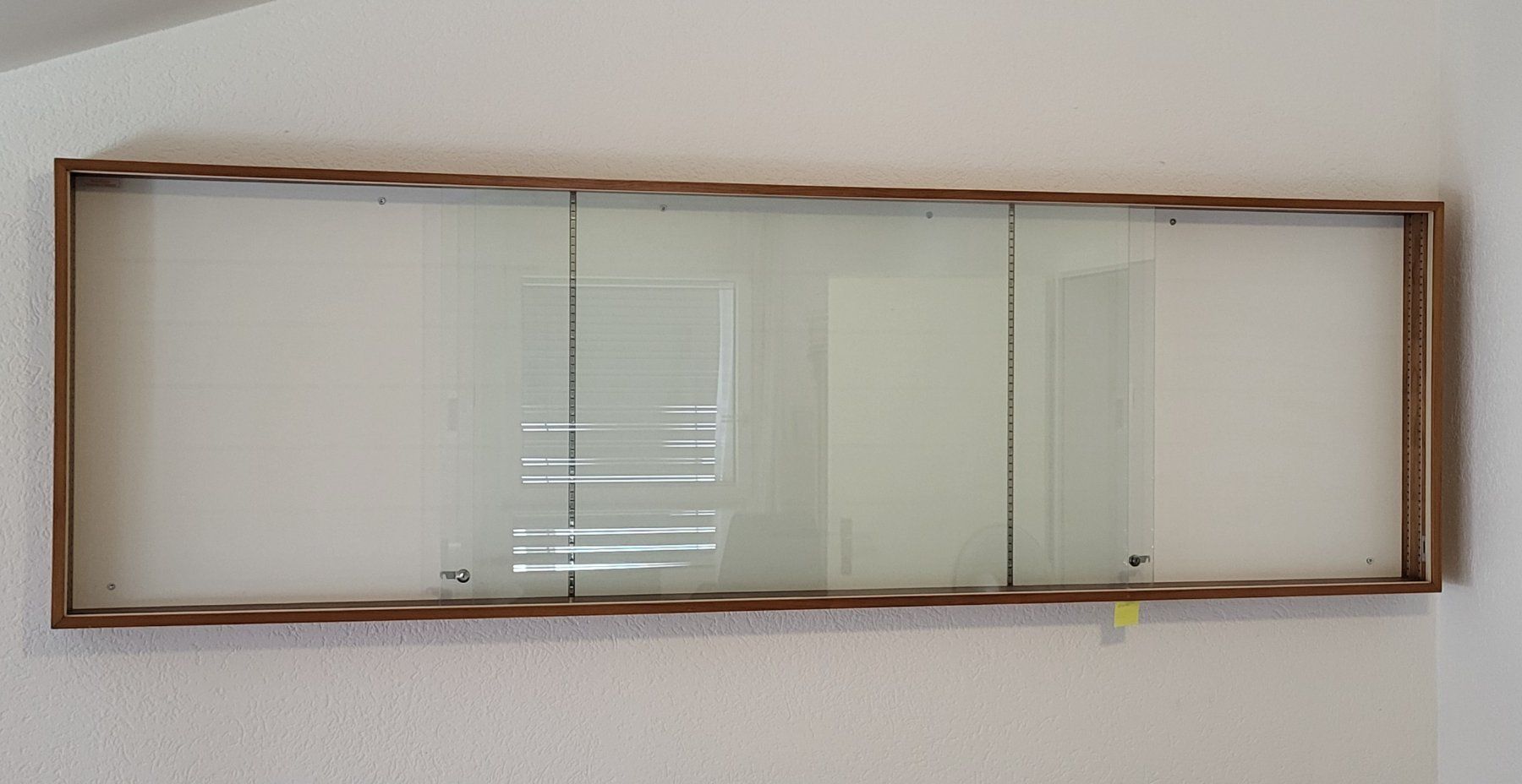 Vitrinen: 1 Glasvitrine (beschädigt) – Gebraucht aus Thalwil von capper73