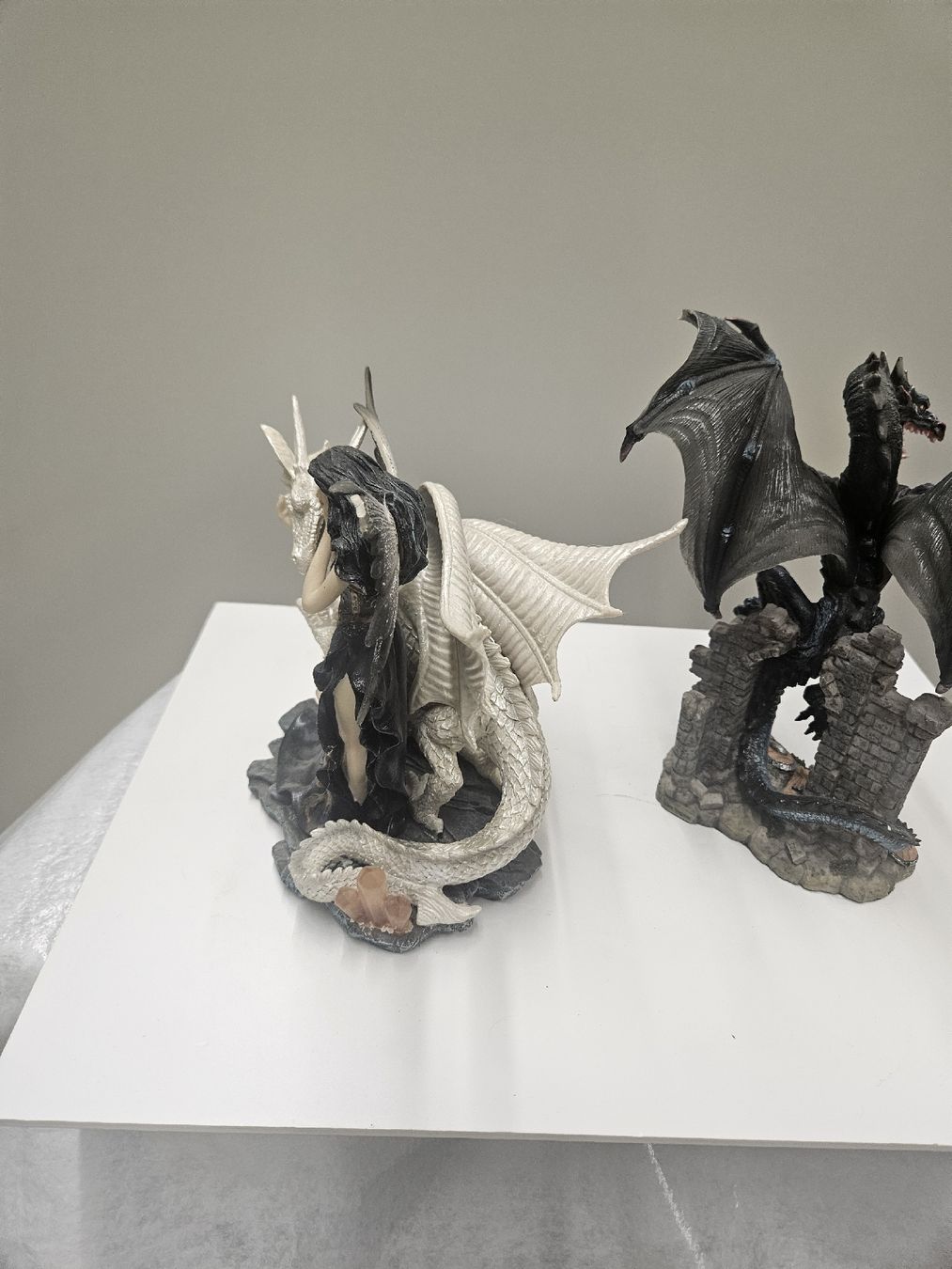 Statuette: Fee mit Drachen u d Drache mit Ruine  – Usato da Dielsdorf venduto da Kenan997 5