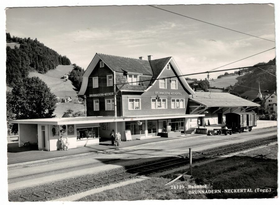 Cartoline postali: Brunnadern, Bahnhof, belebt, um 1950 – Usato da Frauenfeld venduto da POML