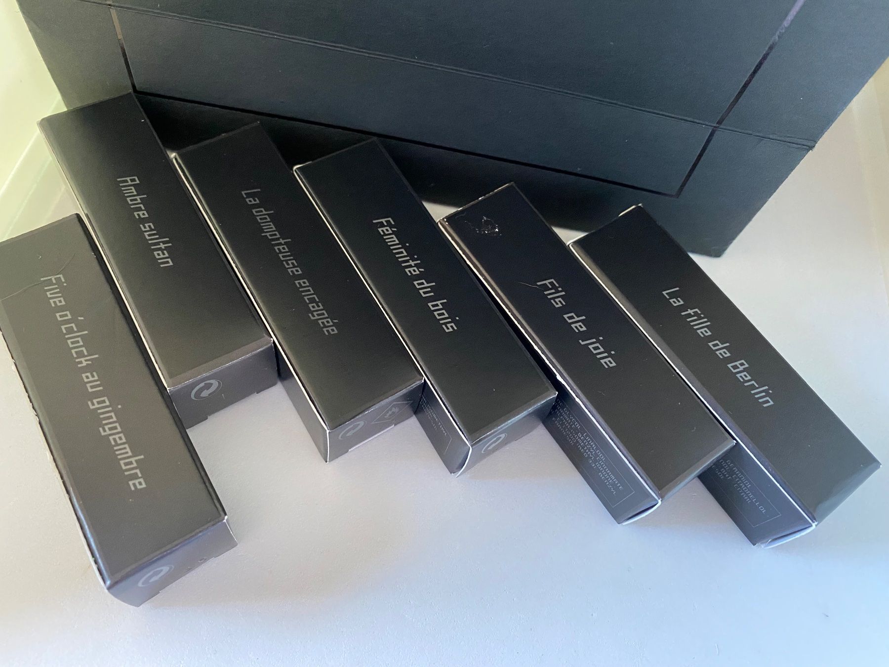 Serge Lutens Profumi & Eau de Toilette: Serge Lutens miniatures avec sac – Nuovo e nell'imballaggio originale da Bouveret venduto da wes_7zll 1