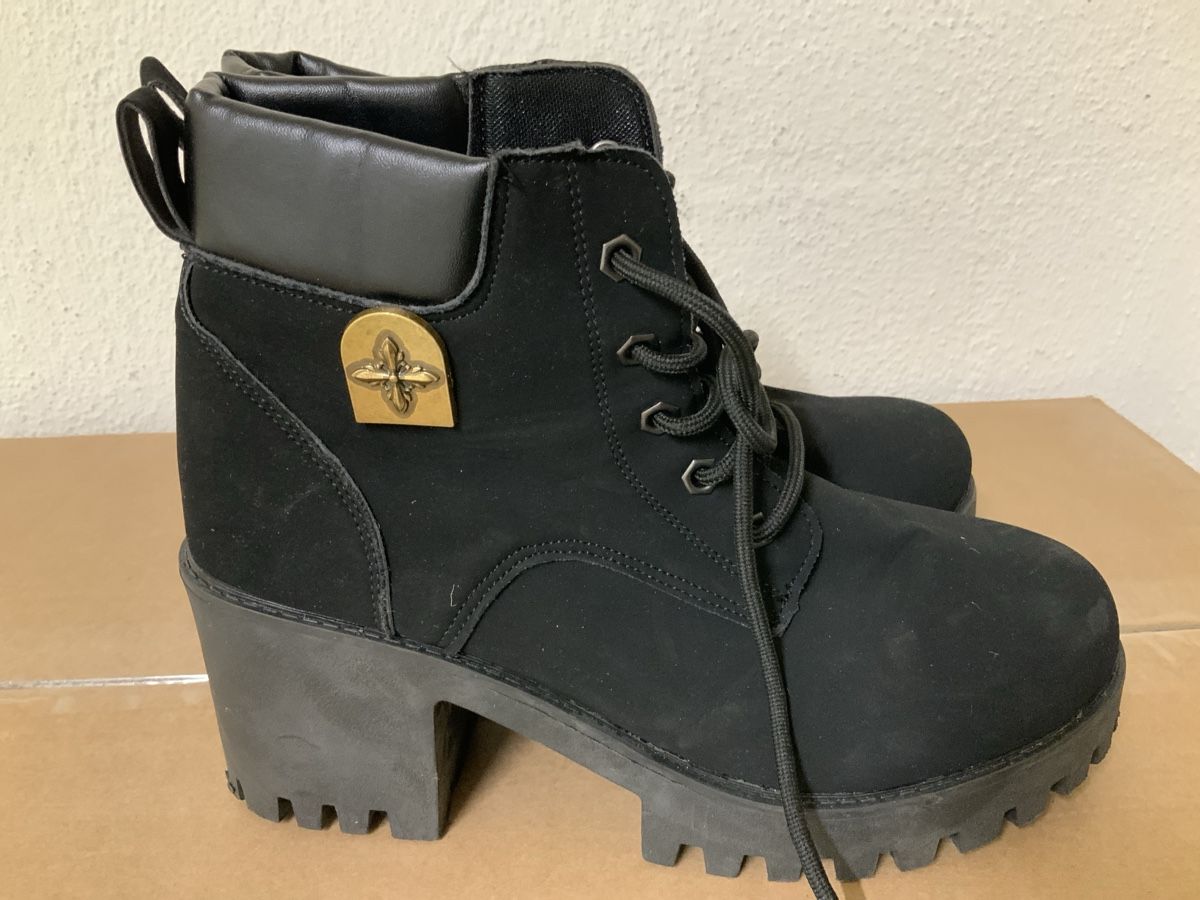 Damenschuhe: Schnürstiefeletten schwarz Grösse 40 Plattform – Neu (gemäss Beschreibung) aus Wallisellen von AS.TZ. 2