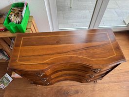 Antike Kommode aus Holz mit Intarsien gebraucht