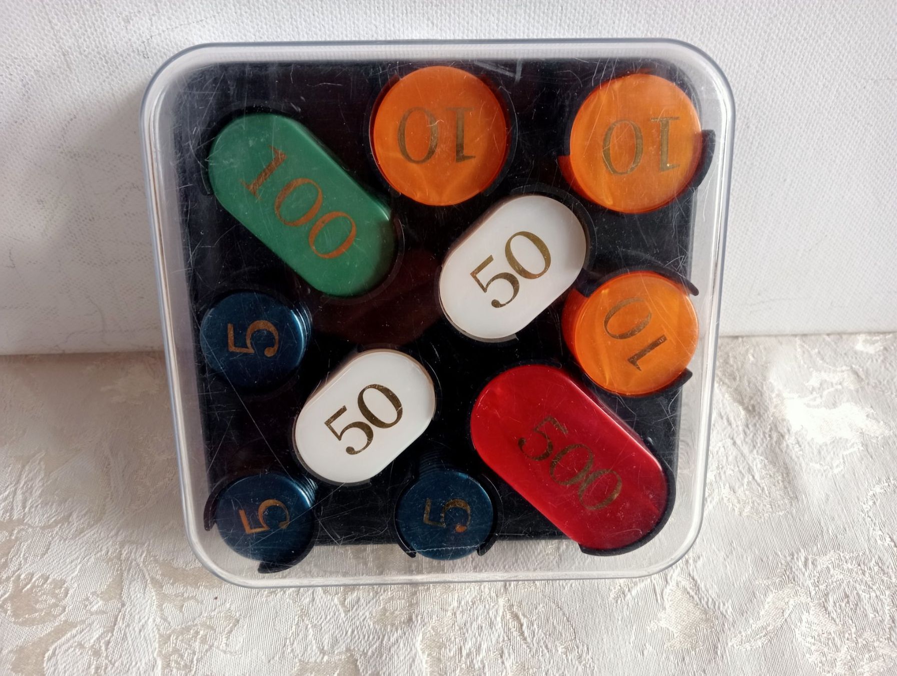 Spiele: Roulette-Chips Set mit Box diverse Farben – Gebraucht aus Oberdorf BL von Barocki888