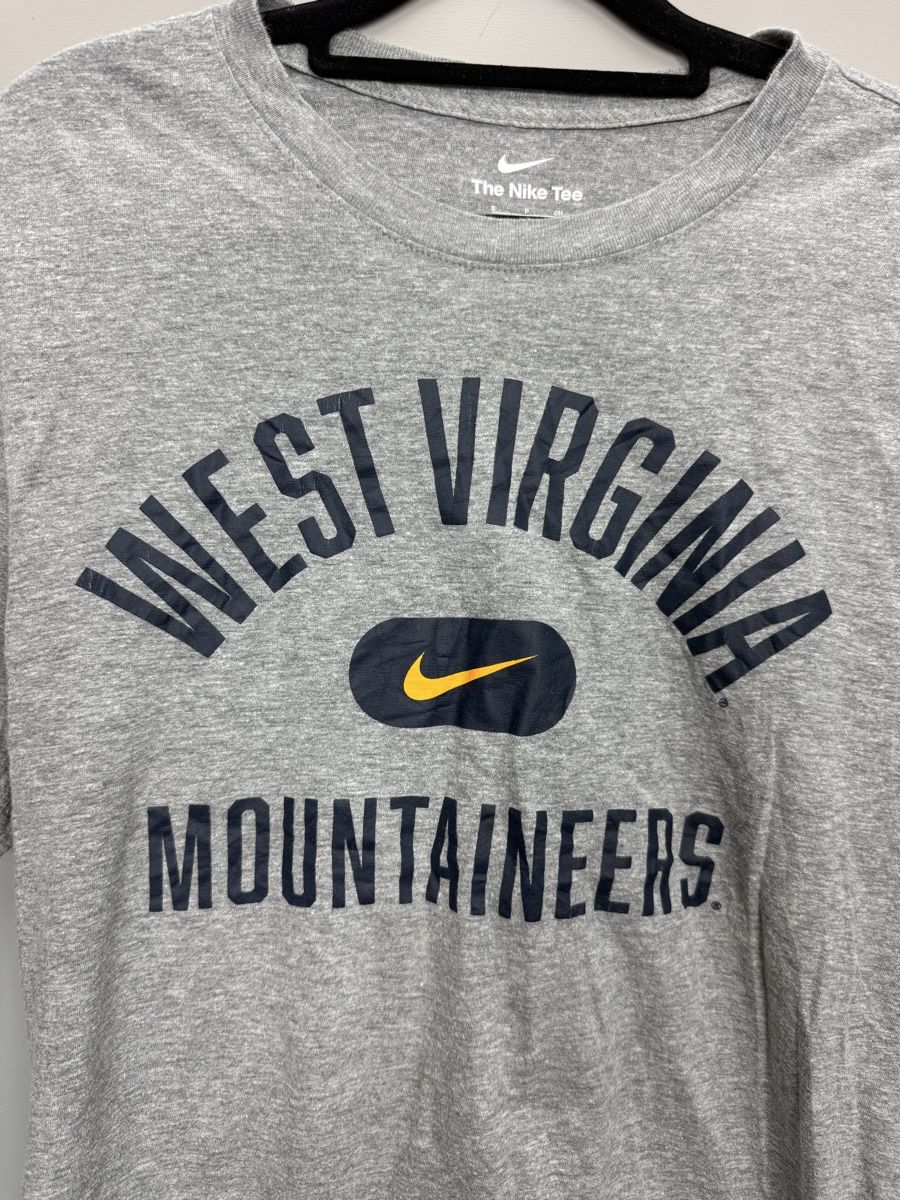 Nike T-Shirts: Nike tee – Gebraucht aus Lausanne von Unehistoiredesapes 1