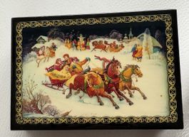Russische Lackdose aus Holz mit Miniaturmalerei Wintersujet