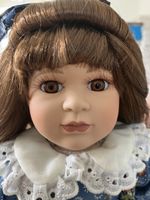 Wunderschöne Porzellan Sammlerpuppe mit blauen Augen & liebe