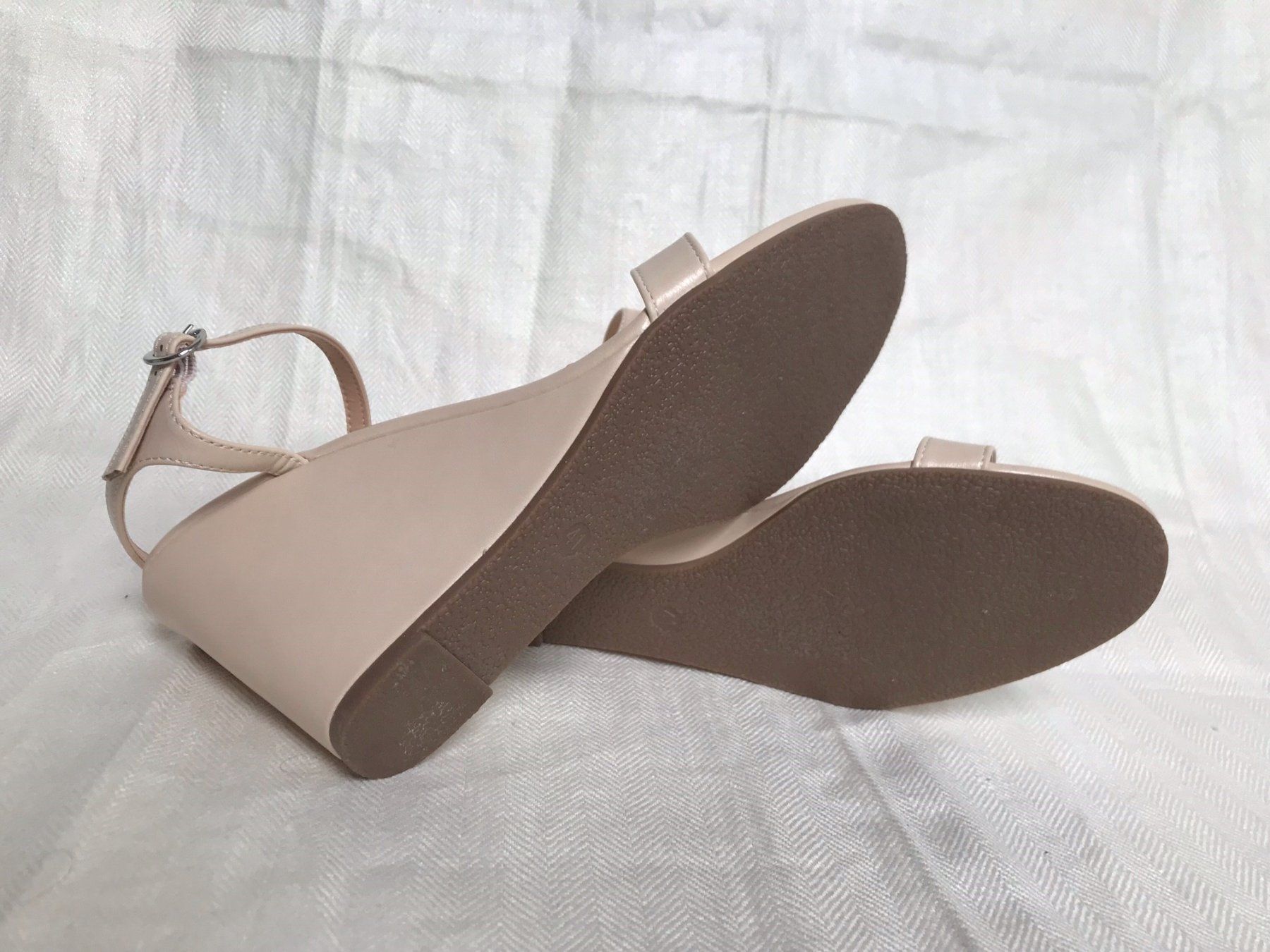 Scarpe da donna: Hübsche Keil-Sandaletten nude Grösse 41 – Nuovo (secondo la descrizione) da Leutwil venduto da ricare-2h 3