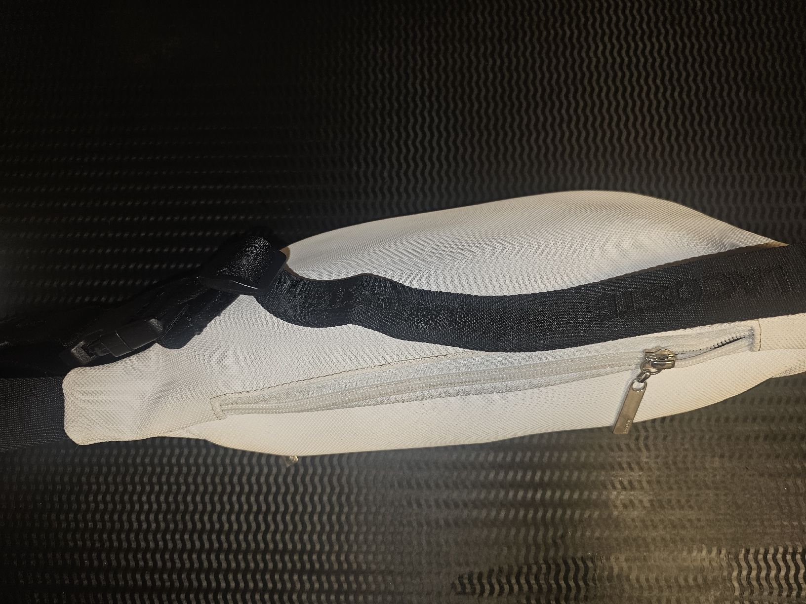 Lacoste Taschen: Sac banane Lacoste avec sangle noire réglable – Gebraucht aus Pont-de-la-Morge von pip_5tg7 2