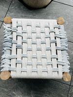 Hocker aus Holz mit geflochtener Sitzfläche in Weiss