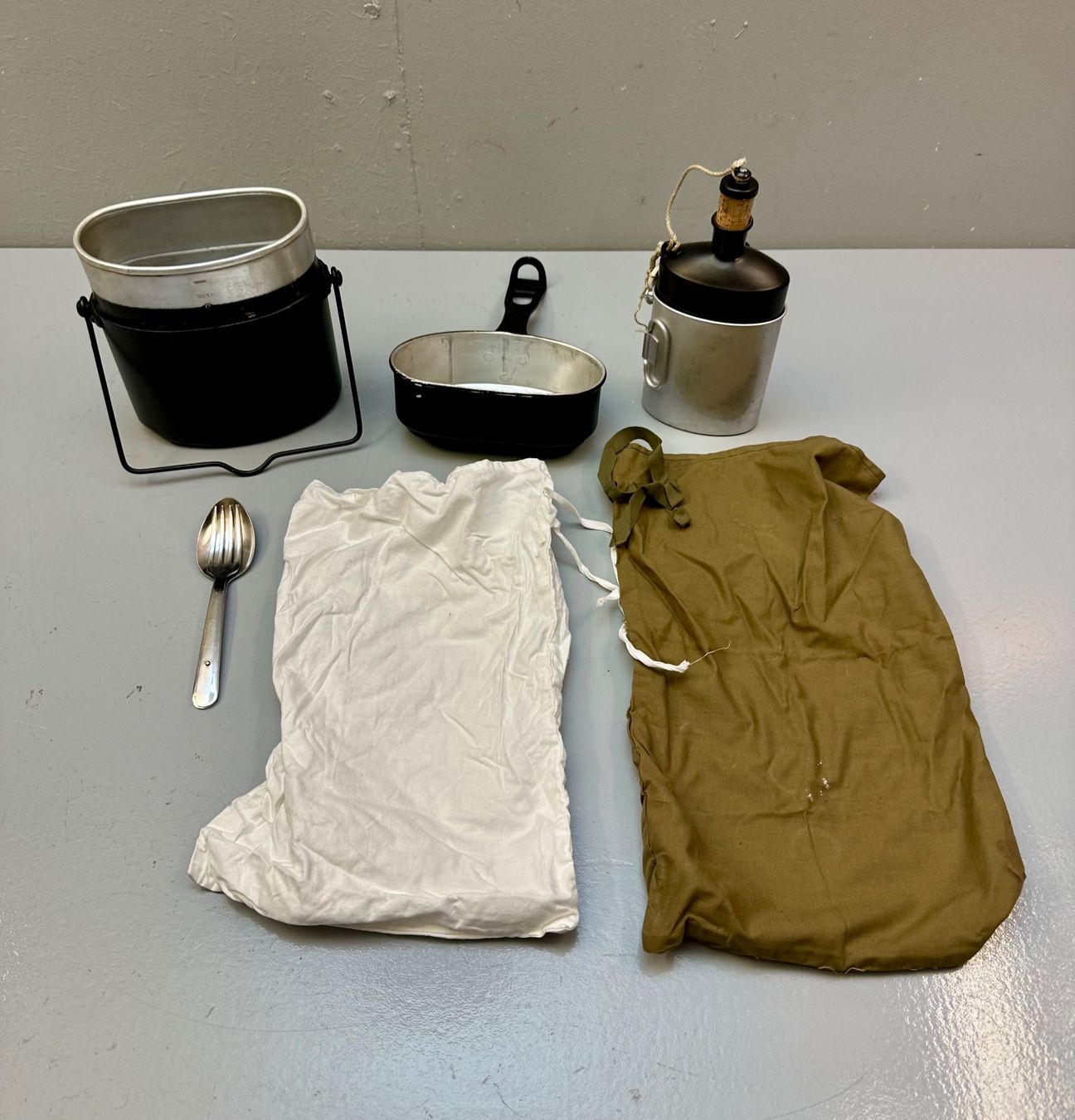Set di piatti: GAMELLE & FELDFLASCHE AB 1.-!!! – Usato da Zürich venduto da NIKI777 3
